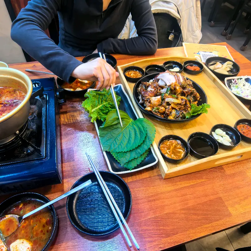 푸짐한 한 상 차림, 족발과 쭈꾸미, 순두부찌개, 막국수까지