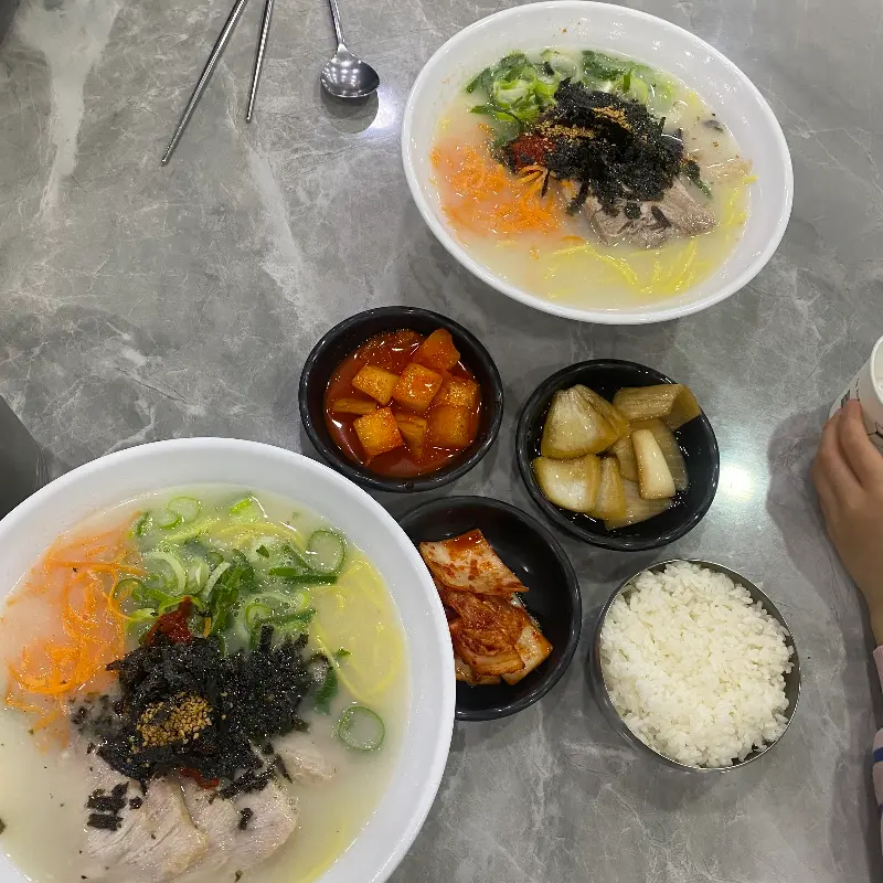 고기국수와 깍두기, 김치가 함께 놓인 테이블