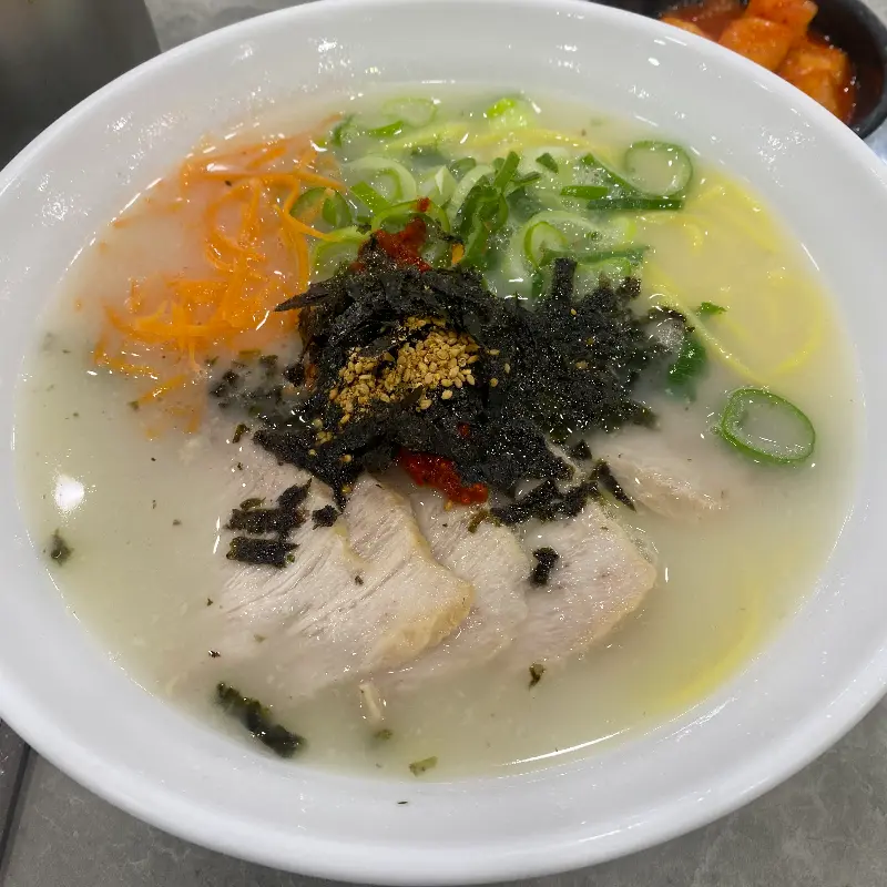 뽀얀 국물에 고기와 고명이 듬뿍 올려진 고기국수