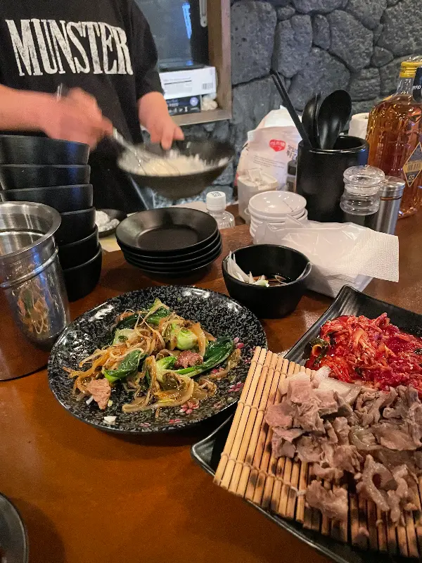 분주하게 요리하는 사장님의 모습