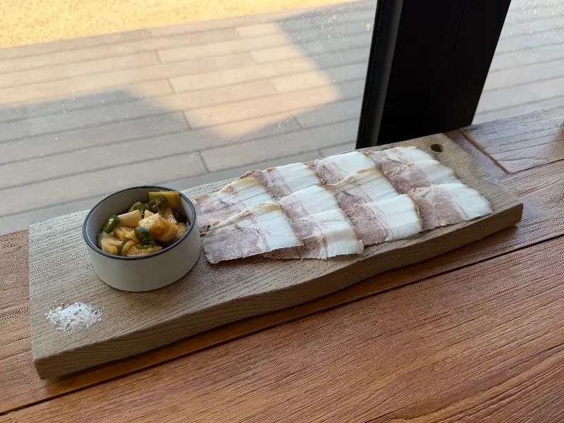 깔끔하게 제공되는 돔베고기