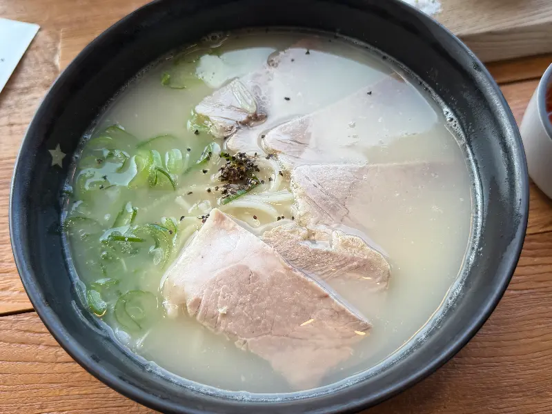 흑돼지 고기국수