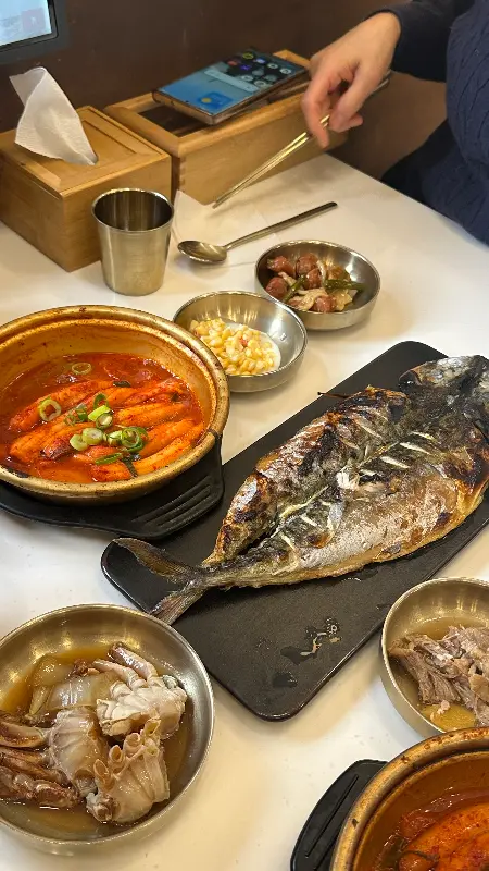 갈치조림, 고등어구이, 그리고 다양한 밑반찬