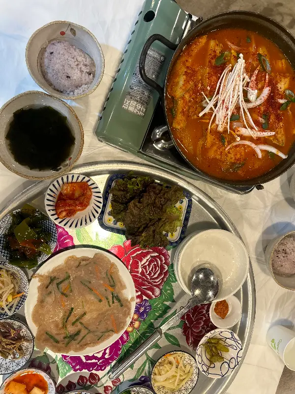 갈치조림이 테이블 위 버너에서 맛있게 끓고 있는 모습