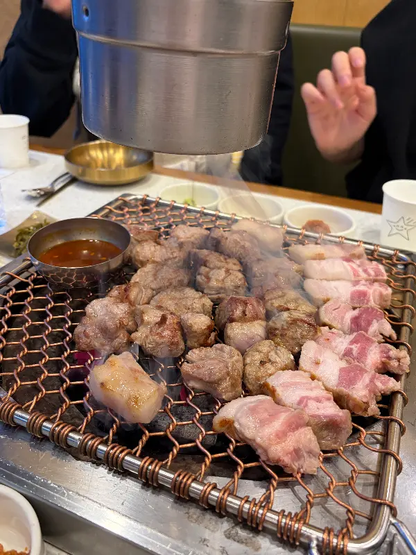 직원들이 직접 고기를 구워주는 모습