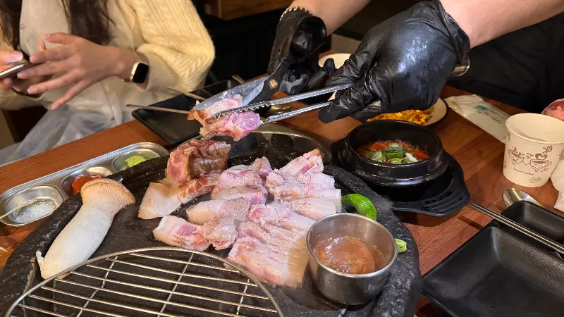 흑돼지를 정성껏 구워주는 직원