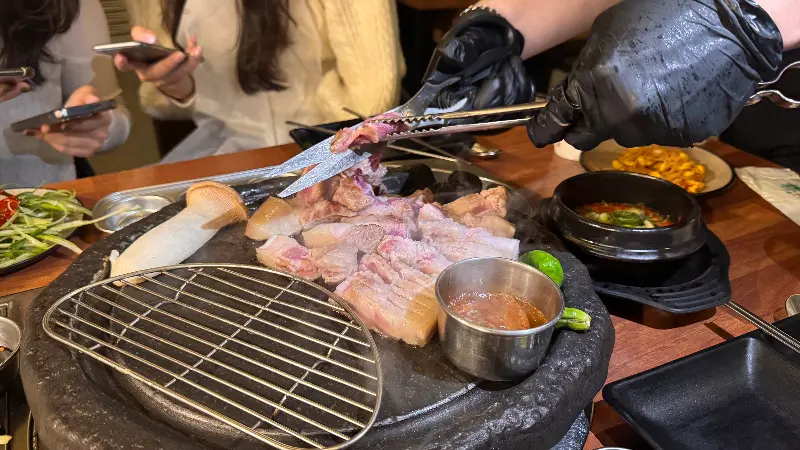 직원분이 직접 구워주는 흑돼지