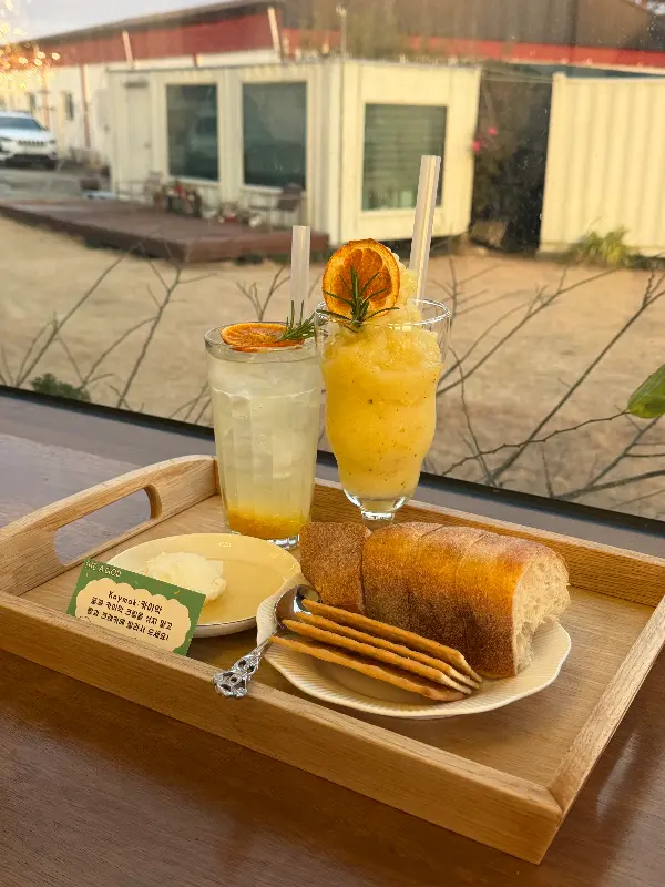 카이막과 음료 클로즈업