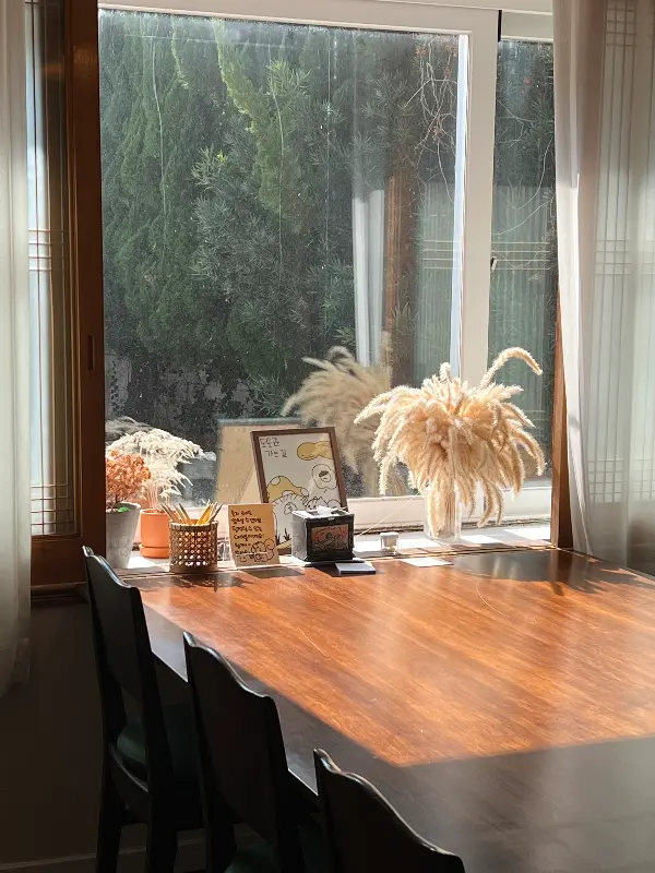 햇살이 가득 들어오는 창가 자리