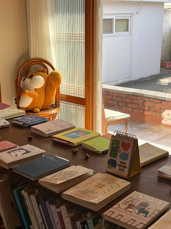 창밖 풍경과 다람쥐 인형