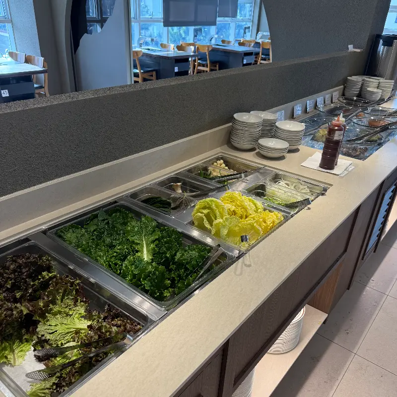 신선한 야채와 다양한 샐러드 메뉴가 가득한 샐러드바