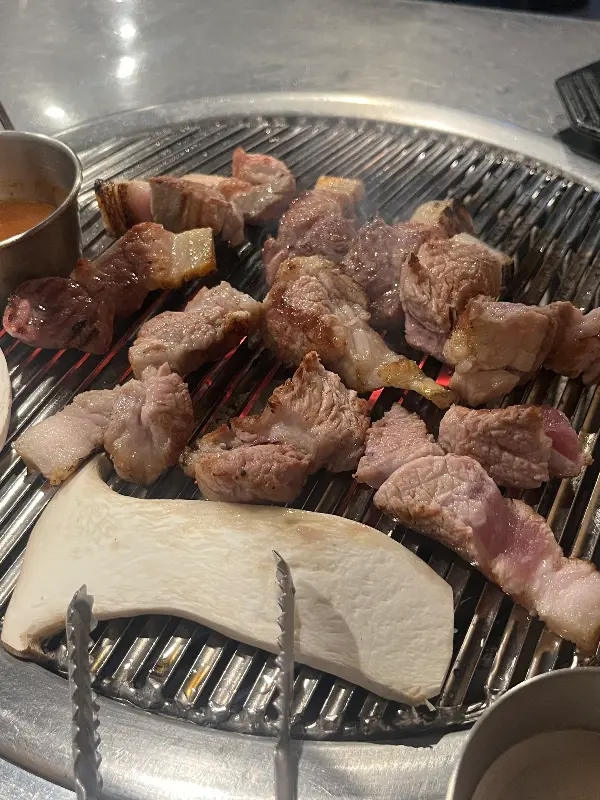 잘 구워진 흑돼지 근고기의 모습