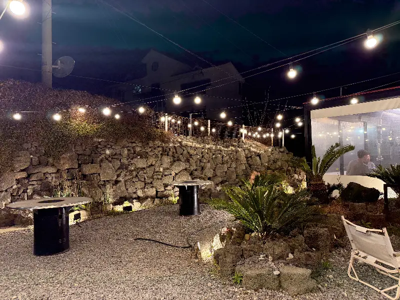 밤에 더욱 아름다운 야외 테이블