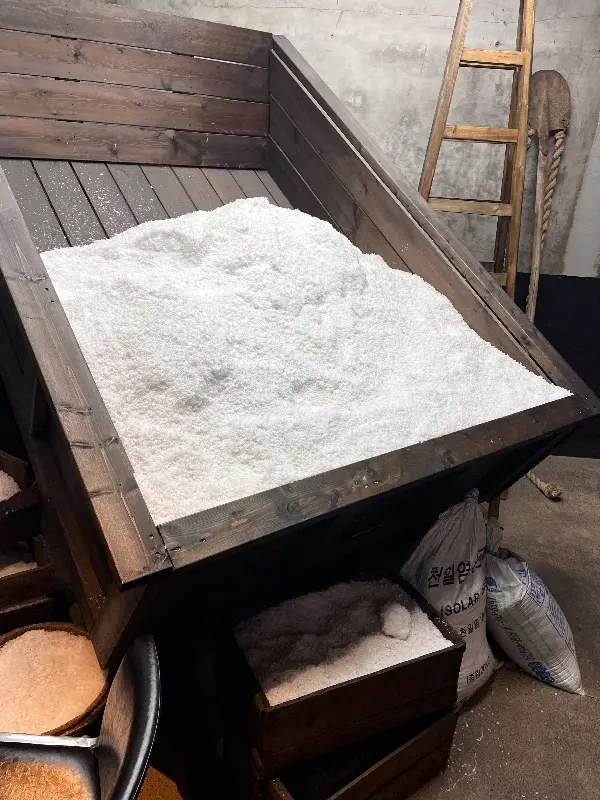 소금이 가득 쌓인 나무 짐차