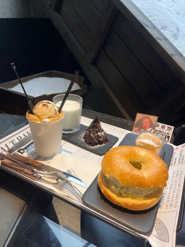 소금우유라떼와 소금빵