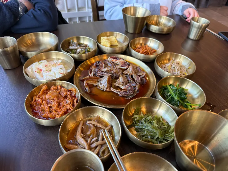 셀프바에서 직접 만들어 먹을 수 있는 비빔밥