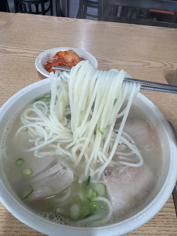 면발을 들어올린 모습