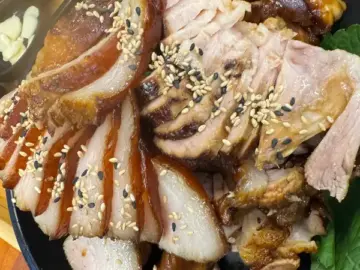 잊을 수 없는 맛, 제주 아랑족발에서 흑돼지 족발의 향연을 경험하다!