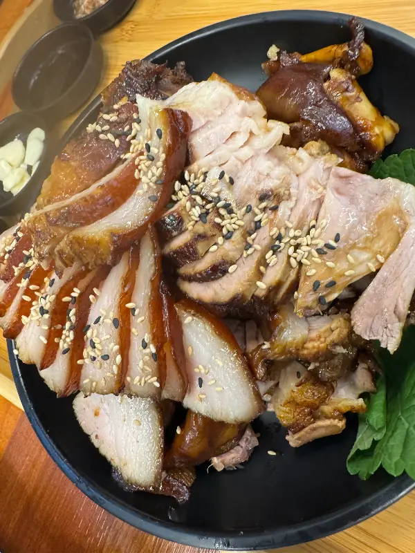 윤기 좔좔 족발