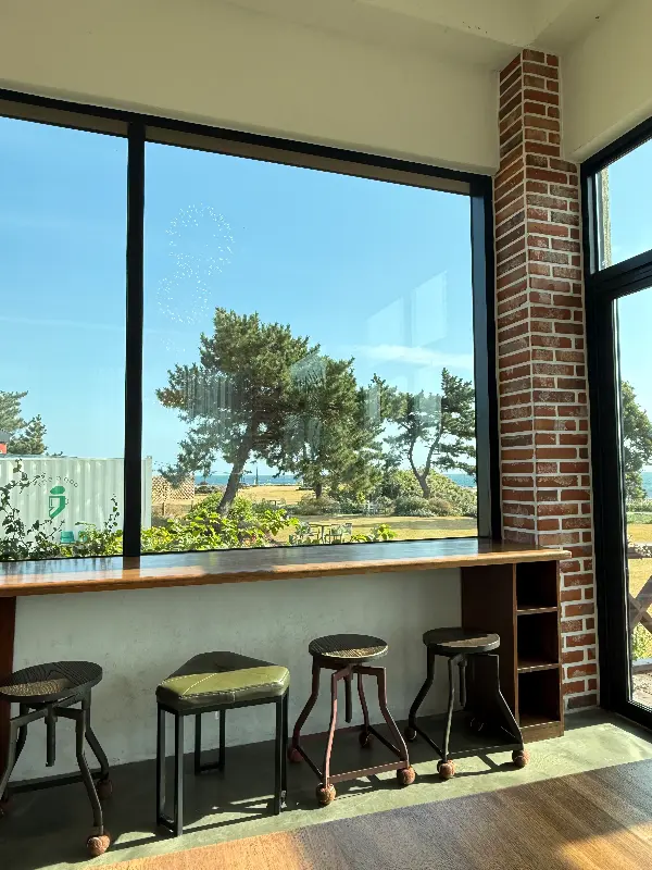 통창으로 보이는 아름다운 제주 바다