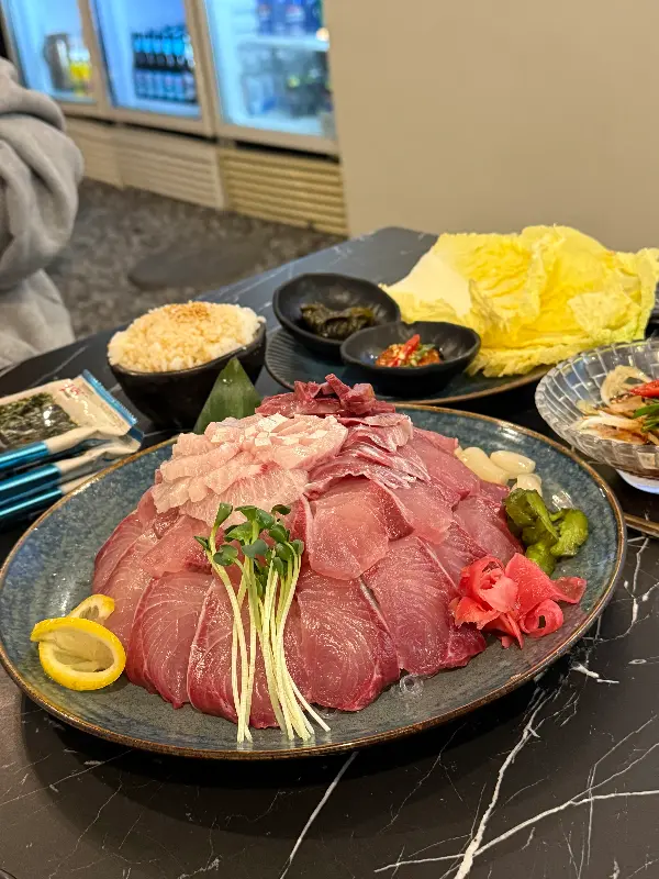 모루쿠다 서귀포올레시장점의 먹음직스러운 방어회