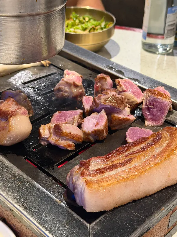 불판 위에서 맛있게 익어가는 흑돼지