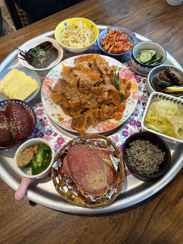 다양한 반찬들이 놓인 테이블 풍경