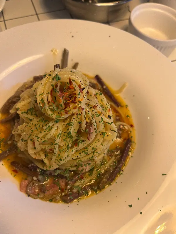 고사리와 면이 조화롭게 담긴 오일 파스타