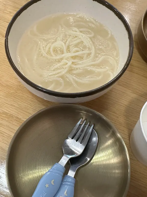 아기용 국수가 뽀얀 국물에 담겨 제공된다.