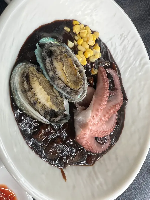 해산물 가득한 짜장면과 짬뽕