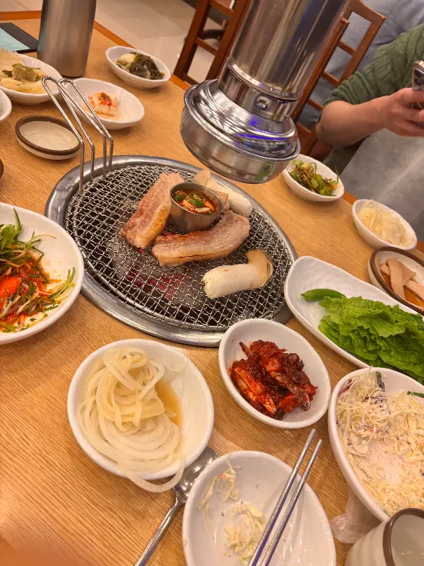 흑돼지와 다양한 밑반찬