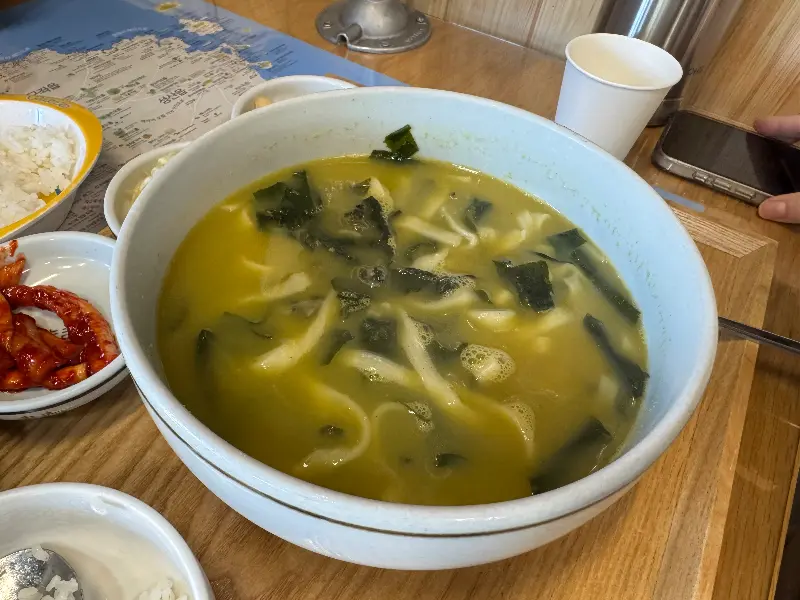 커다란 그릇에 담겨 나온 보말 칼국수, 김가루와 해초 고명이 듬뿍 올려져 있다.