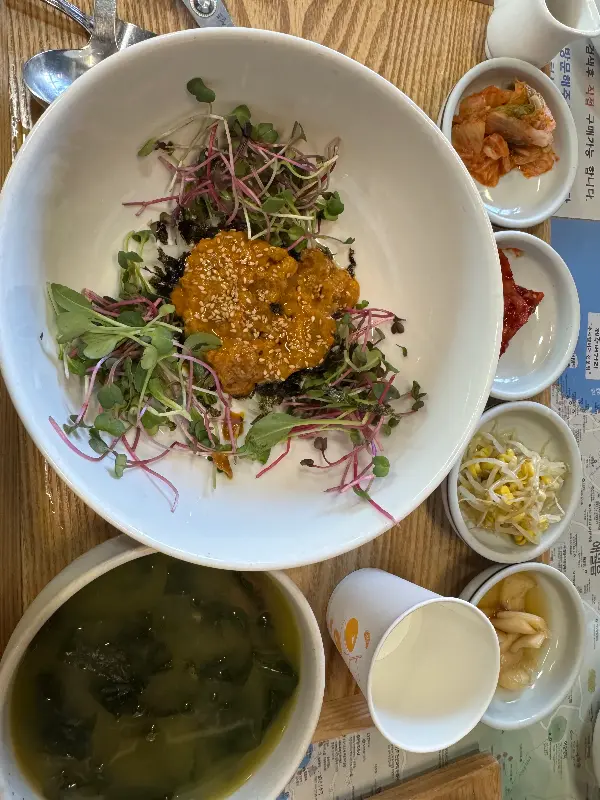 신선한 채소가 듬뿍 올라간 성게비빔밥