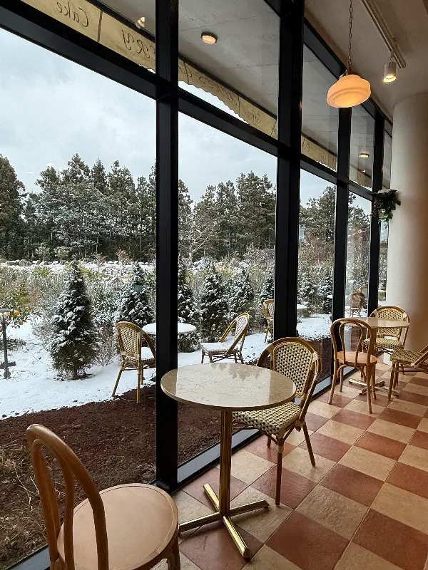 통창으로 보이는 설경