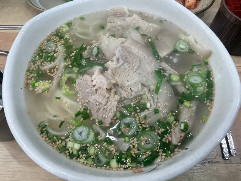 윤기가 흐르는 고기국수의 면발