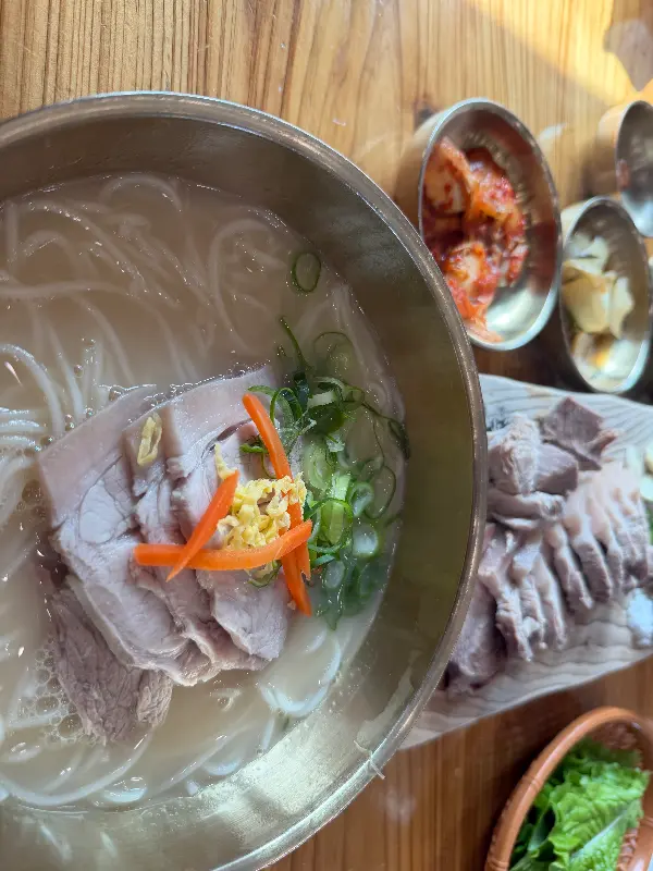 먹돌 고기국수와 반찬