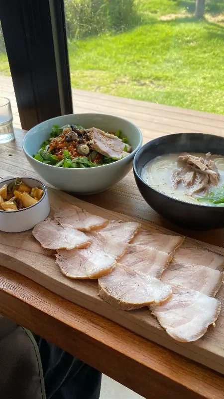 창밖 풍경을 바라보며 즐기는 식사