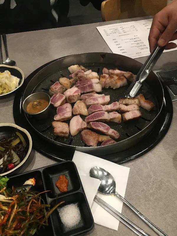 잘 구워진 흑돼지