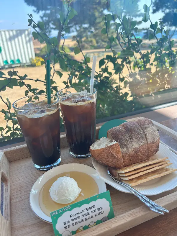 창밖으로 보이는 푸른 바다