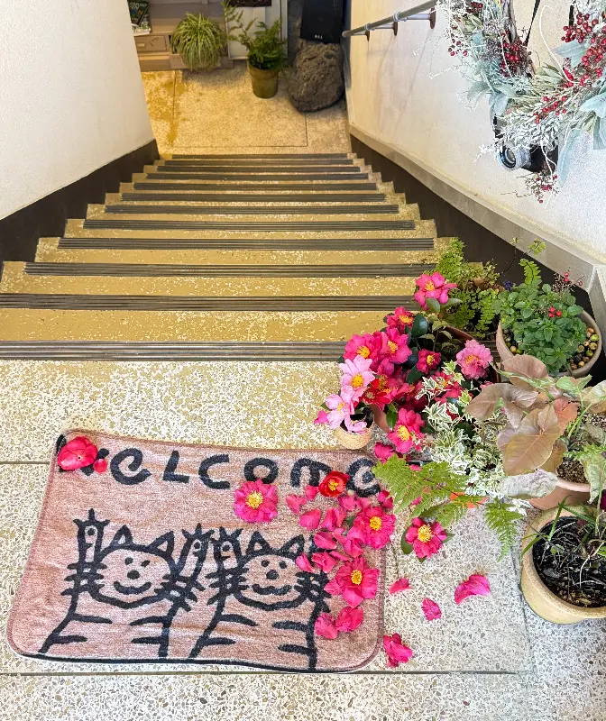 카페 입구의 플라워 장식