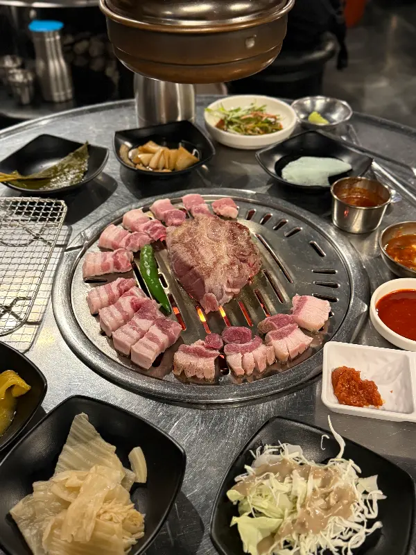 푸짐하게 차려진 흑돼지 근고기 한 상