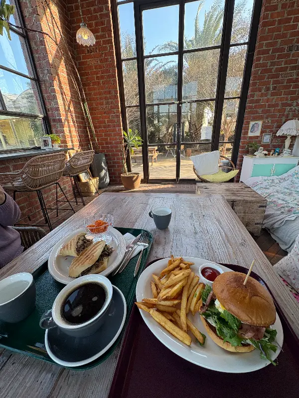 브런치 메뉴와 커피