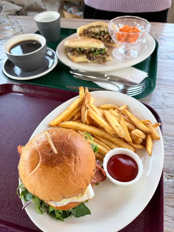 불고기 머쉬룸 샌드위치와 감자튀김