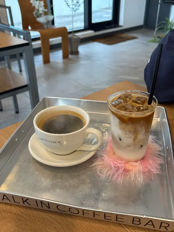 커피와 핑크 컵받침