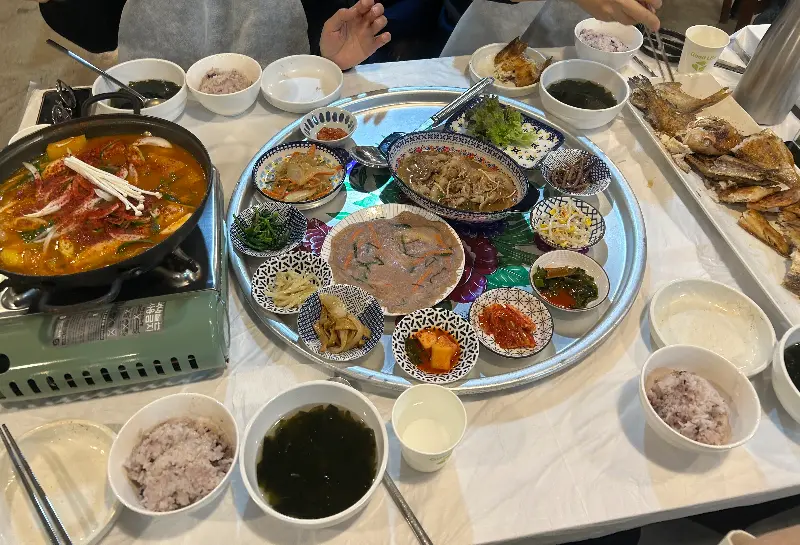 갈치조림, 생선구이, 두루치기, 떡, 샐러드 등 푸짐한 한 상 차림
