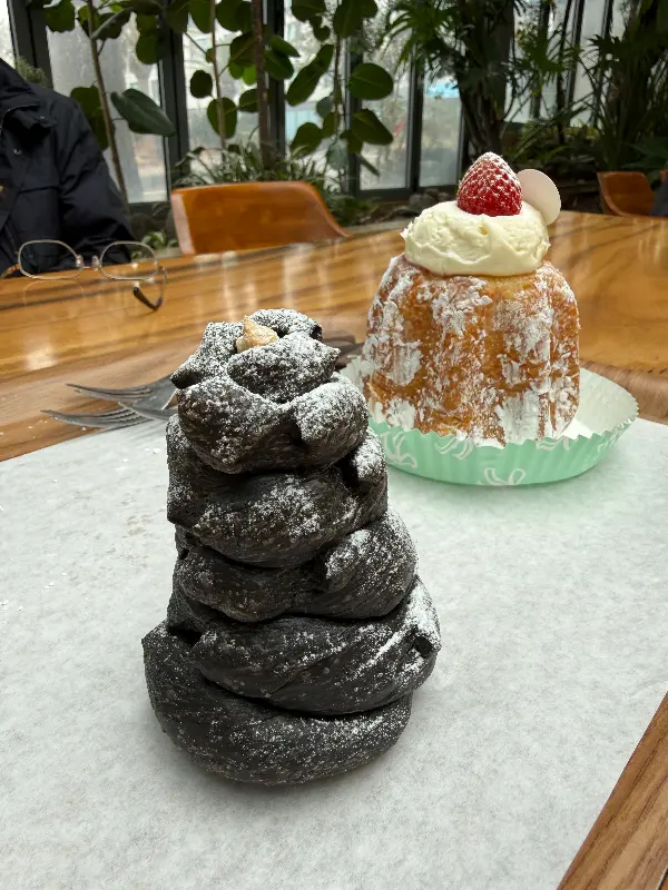 현무암 크림치즈와 음료