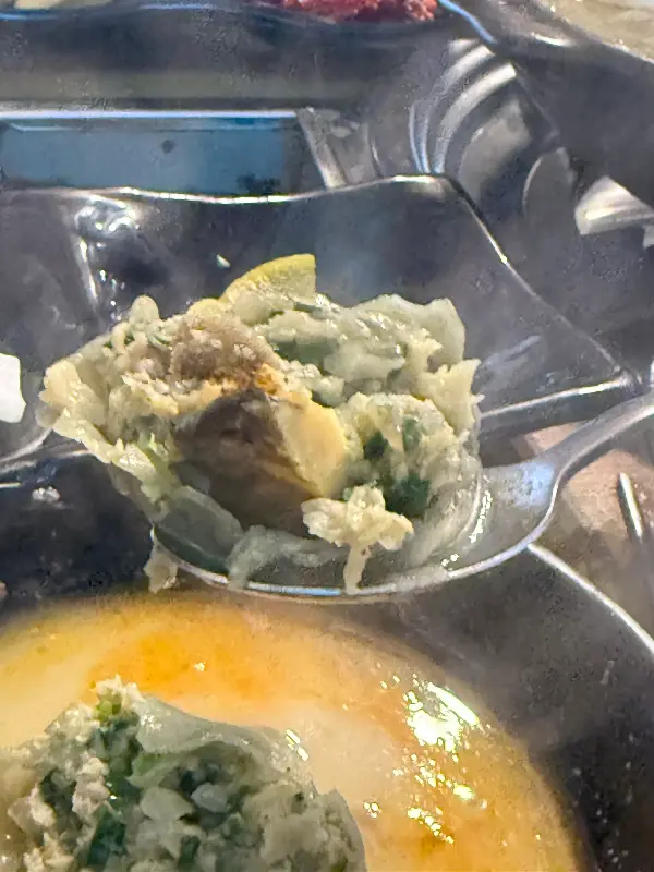 숟가락 위에 올려진 전복 만두