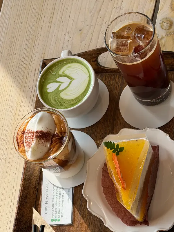 한 상 가득 차려진 디저트와 음료