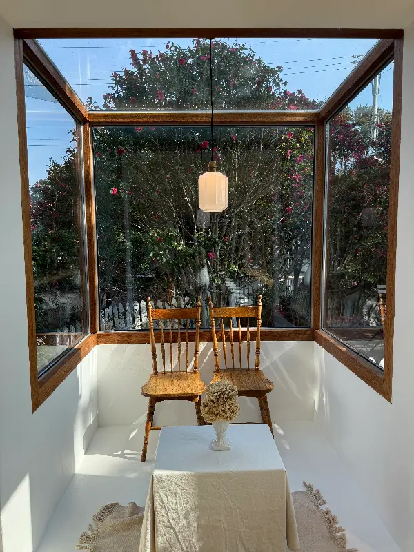 동백꽃이 보이는 창가 좌석