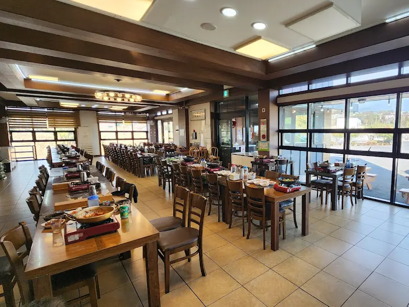 넓은 식당 내부